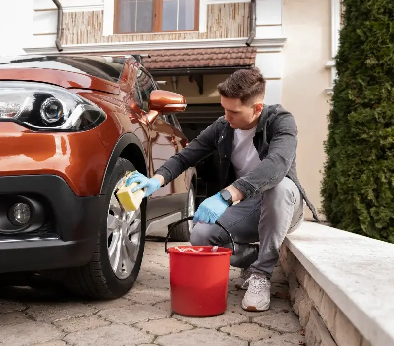 Lavage auto à domicile Termes-d'Armagnac : professionnel intervenant sur un véhicule